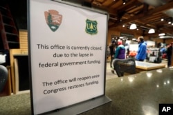 지난달 26일 미국 시애틀의 한 레저용품 상점에 연방정부 부분폐쇄로 국립공원에서 제공하는 서비스는 중단됐다는 문구가 붙어있다.