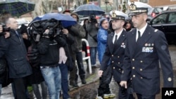 Italian marines Salvatore Girone (L) and Massimiliano Latorre arrive at a military prosecutor's office in Rome, March 20, 2013.