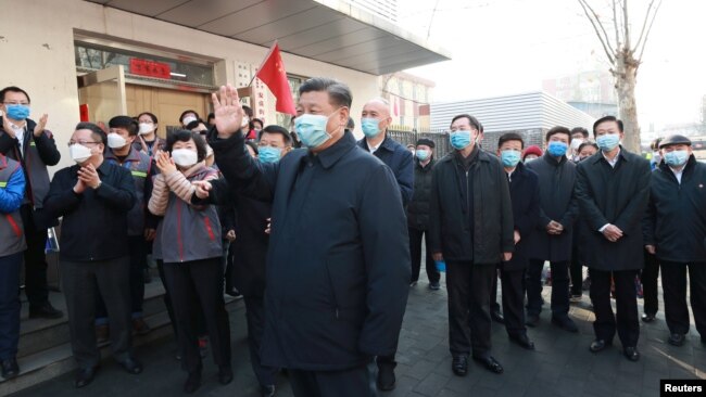 中国国家主席习近平视察北京安华里居民区的新冠病毒防控工作。(2020年2月10日)