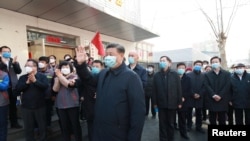 Prezidan chinwa a, Xi Jinping, ki t ap vizite yon lopital pou moun k ap soufri ak maladi COVID-19 la (kowonaviris) nan Peken, kapital la. (Foto: Chin Nouvèl-10 fevriye 2020).