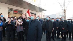 中国国家主席习近平视察北京安华里居民区的新冠病毒防控工作。（2020年2月10日）