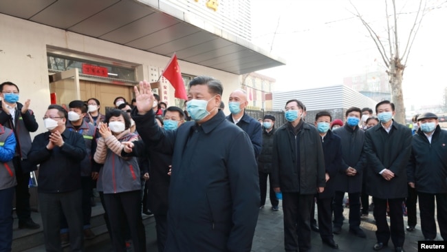 中国国家主席习近平视察北京安华里居民区的新冠病毒防控工作。（2020年2月10日）