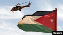پرچم پادشاهی اردن و یک هلیکوپتر در حال پرواز. (آرشیو)