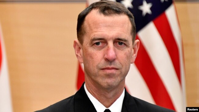 Đô đốc John Richardson của Hải quân Hoa Kỳ.