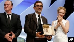 Los estadounidenses Quentin Tarantino y Uma Thurman entregaron la Palma de Oro al turco Nuri Bilge Ceylan.