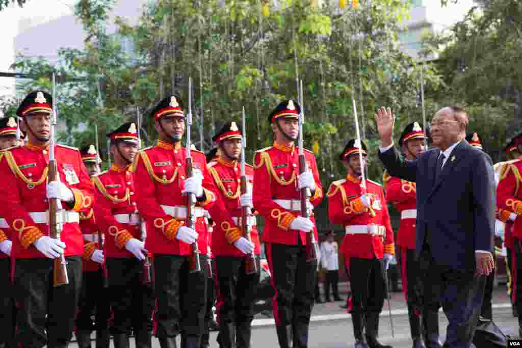 ប្រធានរដ្ឋសភា​ជាតិ​លោក​ ហេង សំរិន​ គោរព​កងកិត្តិយស​ត្រែទ័ពក្នុងទិវាបុណ្យ​ឯករាជ្យ​ជាតិ​ ថ្ងៃទី​៩ វិច្ឆិកា​ ឆ្នាំ​២០១៩​ នៅរាជធានី​ភ្នំពេញ។ (ហ៊ុល រស្មី/VOA)