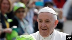 Paus Fransiskus di lapangan Santo Petrus di Vatikan, 26 April 2017. (AP Photo/Andrew Medichini)