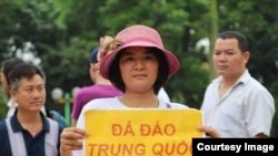 Trần Thị Nga là một nhà hoạt động vì dân chủ và là người bênh vực cho dân chủ ở tỉnh Hà Nam.