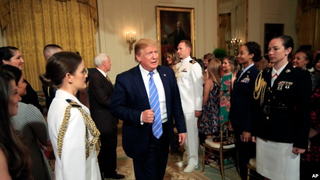美国总统特朗普5月10日在白宫出席军人母亲的庆祝活动。