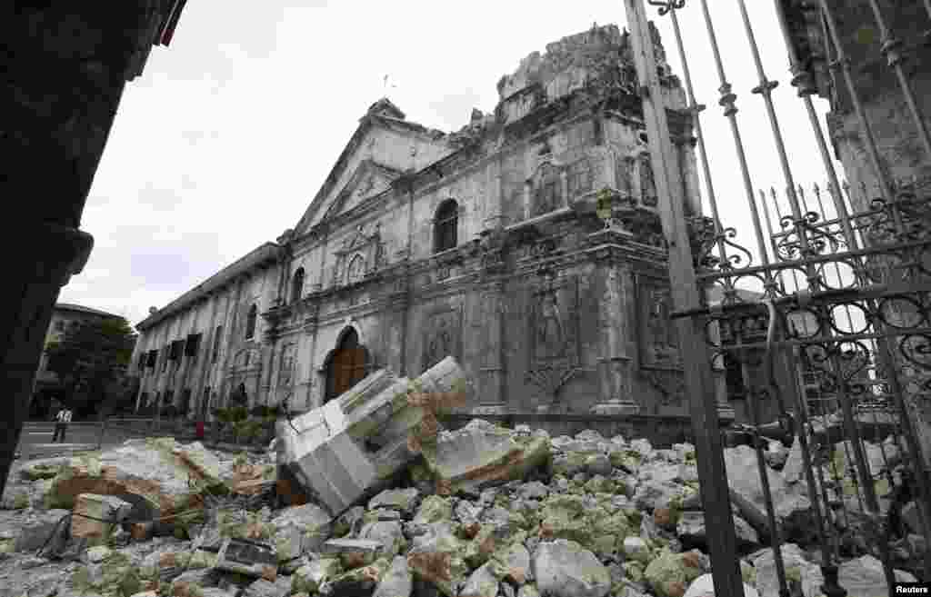 La histórica Basílica Minore del Santo Niño de Cebú construida en el siglo XVI, resultó seriamente dañada por el terremoto que afectó la ciudad de Cebú en la región central de Filipinas, este martes 15 de octubre de 2013. 