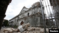 Earthquake damages the Philippines.