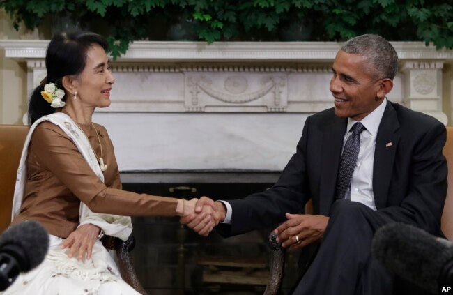 Presiden Barack Obama dan pemimpin Myanmar Aung San Suu Kyi berjabat tangan saat berbicara dengan media pada akhir pertemuan di Oval Office Gedung Putih di Washington, Rabu, 14 September 2016. (Foto: AP/Carolyn Kaster)