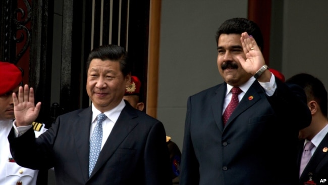 委内瑞拉总统马杜罗2014年7月20日在卡拉卡斯欢迎到访的中国国家主席习近平。