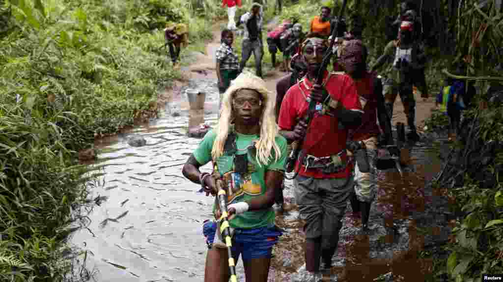 Des membres de la milice chrétienne anti-balaka patrouillent à l’extérieur du village centrafricain de Zawa, le 8 avril 2014.