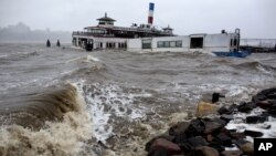 El ferry histórico llamado Binghamton fue destruido por las olas en el río Hudson en Edgewater, Nueva Jersey, ante el azote de ‘Sandy’.