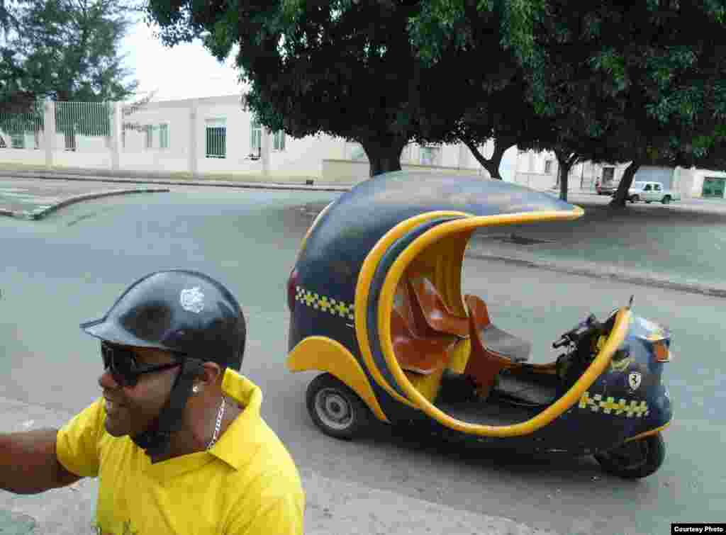 Xe coco taxi chở được hai khách (ảnh Bùi Văn Phú)