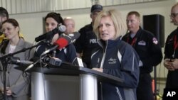 Perdana Menteri provinsi Alberta di Kanada, Rachel Notley, berbicara kepada wartawan di stasiun pemadam kebakaran di Fort McMurray, Alberta (9/5). (Rachel La Corte/The Canadian Press)