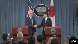美國國防部長哈格爾星期五和正在美國訪問的日本防衛大臣小野寺五典舉行聯合記者會。(視頻截圖）