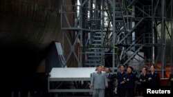 김정은 북한 국무위원장이 신형 잠수함 건조 공장을 방문했다고 지난달 23일 조선중앙통신이 보도했다.