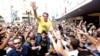 Bolsonaro em campanha em Juiz de Fora antes de ser atacado