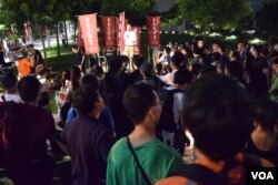 香港民族黨召集人陳浩天號召市民集會有過百人參與。（美國之音湯惠芸攝）