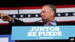 "Con tanto en juego para la comunidad hispana, es importante que nuestra campaña se dirija en un idioma que es hablado por tantas familias a través del país", dijo Kaine.