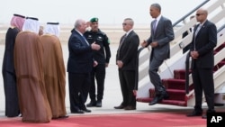 Presiden Barack Obama disambut oleh Dubes AS untuk Arab Saudi, Joseph Westphal, setibanya di bandara internasional King Khalid di Riyadh, Arab Saudi (20/4).