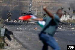Палестинський протестувальник під час сутички з ізраїльською поліцією
