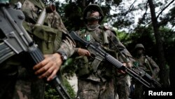 지난 8월 미-한 연합 군사 훈련인 '을지프리덤 가디언' 연습이 서울에서 시작된 가운데, 한국 군인들이 반테러 훈련 중이다. (자료사진)