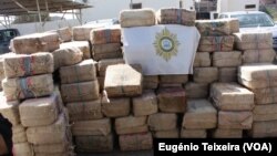 Beberapa bungkus kokain di antara 9,5 ton kokain yang disita polisi Cape Verde, Kamis (31/1). 