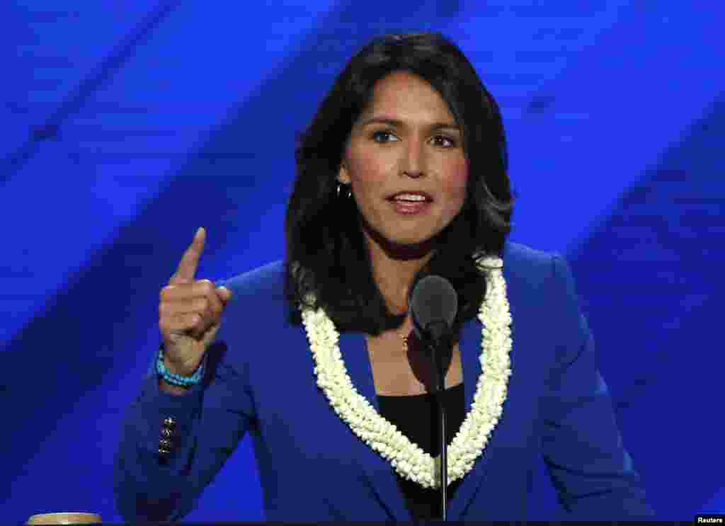 La représentante Tulsi Gabbard donne un discours lors de la nomination du sénateur Bernie Sanders lors du deuxième jour de la convention nationale démocrate à Philadelphie, Pennsylvanie, le 26 juillet 2016.