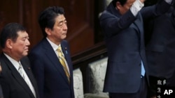 21일 아베 신조 일본 총리(왼쪽 두번째)가 참석한 각료 회의에서 중의원 해산을 공식 발표했다.