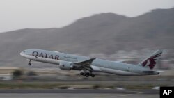 Avion Qatar Airwaysa polijeće sa aerodroma u Kabulu, Afganistan, u četvrtak, 9. septembra 2021.