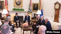정의용 한국 국가안보실장이 지난 8일 백악관에서 도널드 트럼프 대통령 등 미국 측에 브리핑을 하고 있다. 