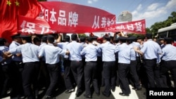 Policemen block demonstrators near the Japanese consulate during a protest in Shanghai September 16, 2012.