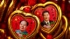 北京故宫旁商店里出售的带有习近平与毛泽东肖像的旅游纪念品。（2016年9月9日）