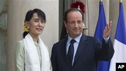 ປະທານາທິບໍດີຝຣັ່ງທ່ານ Francois Hollande ຕ້ອນຮັບ
ທ່ານນາງ ອອງຊານຊູຈີ ຜູ້ນໍາຝ່າຍຄ້ານຝ່າຍຄ້ານມຽນມາ ທີ່ວັງ Elysee ກຸງປາຣີ.
ວັນທີ 27 ມິຖຸນາ 2012.