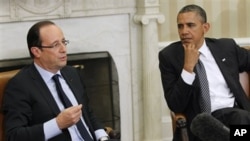 Presiden AS Barack Obama (kanan) menerima Presiden baru Perancis Francois Hollande di Gedung Putih hari Jumat (18/5).