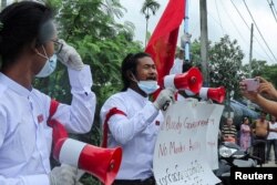 ရခိုင္ျပည္ၿမိဳ႕ေတာ္ခန္းမေရွ႕ ဆႏၵထုတ္ေဖာ္ခဲ့တဲ့ ရခိုင္ျပည္ေက်ာင္းသားသမဂၢ သံုး ဦး။ (စက္တင္ဘာ ၀၉၊ ၂၀၂၀)