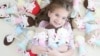 9-річна підприємиця шиє ляльки для дітей, які потребують операції, і жертвує прибутки на благодійність