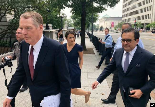 El representante comercial de EE.UU., Robert Lighthizer, (izquierda) y el secretario de Economía de México Idelfonso Guajardo llegan a la Casa Blanca el lunes, 27 de agosto de 2018.