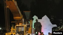 Mexikoda Heydər Əliyevin 3.6 metrlik heyləli kranla götürülərkən