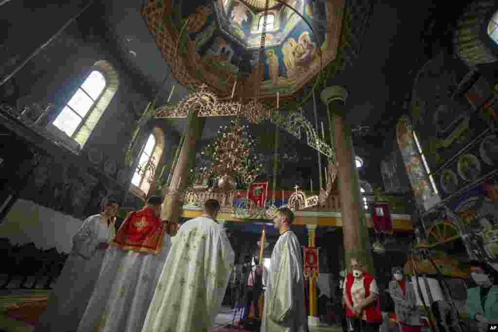 El servicio litúrgico cristiano ortodoxo de Pascua se celebra en una iglesia en Zenica, Bosnia Central, el domingo.