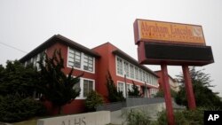 Entrée du lycée Abraham Lincoln à San Francisco, le 12 mars 2020. (photo d'archive)