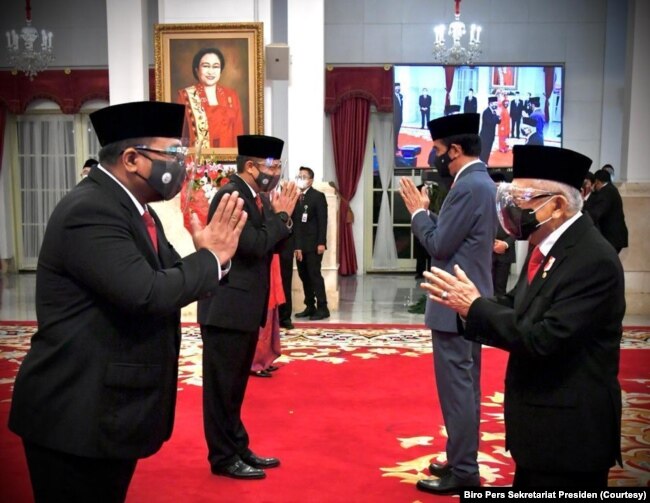 Presiden Joko Widodo dan Wakil Presiden Ma'ruf Amin beramah-tamah dengan para menteri dan wakil menteri baru seusai pelantikan di Istana Negara, Rabu, 23 Desember 2020. (Foto: Biro Pers Sekretariat Presiden)