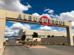 Pintu masuk ke ABQ Studios terlihat di Albuquerque, N., 8 Oktober 2018. (Foto: AP)