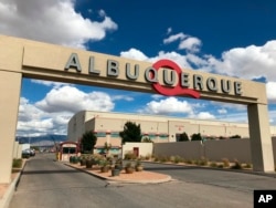 Pintu masuk ke ABQ Studios terlihat di Albuquerque, N., 8 Oktober 2018. (Foto: AP)