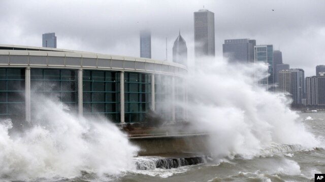 Olas impulsadas por el viento en el lago Michigan, frente a la ciudad de Chigago, mientras una tormenta invernal se desplaza sobre Illinois.