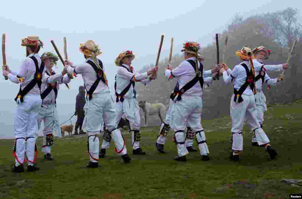 Tarian Leicester Morrismen ditampilkan dalam perayaan May Day di Taman Bradgate, Newtown Linford, Inggris.