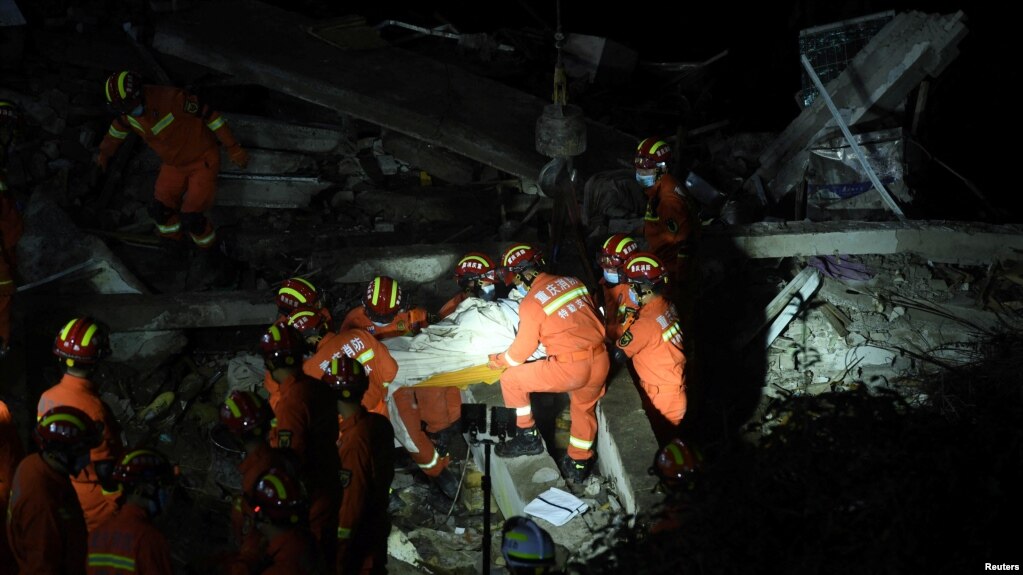  2022年1月7日,消防队员正在从重庆武隆区凤山街道办事处食堂坍塌现场搜救被困人员.(photo:VOA)